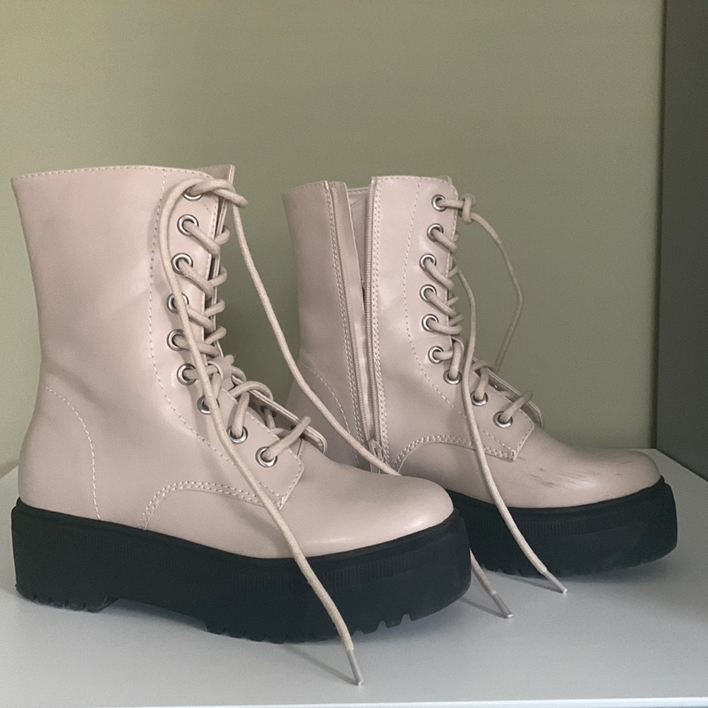 Cream white boots with laces and zipper. Size 7, brand Shein. Worn twice.